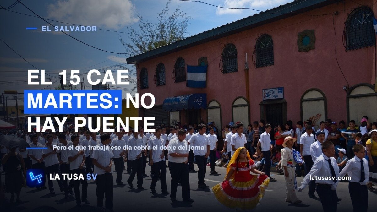 Desfile de estudiantes por el Día de la Independencia en una calle salvadoreña, con la bandera nacional y una joven en traje típico