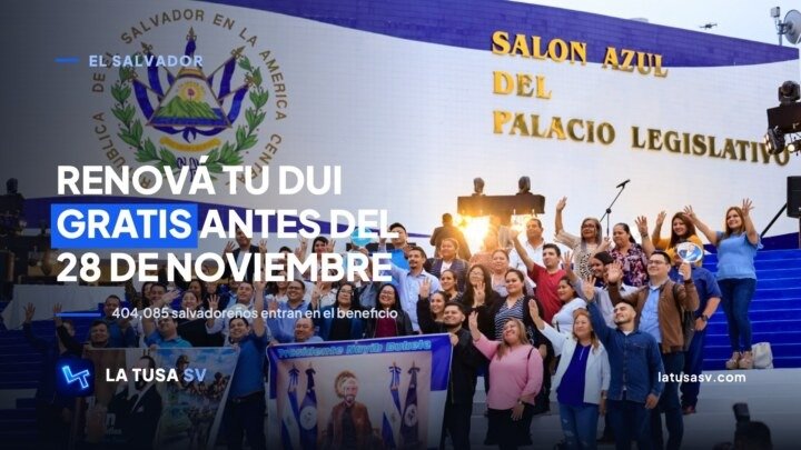Grupo de salvadoreños celebrando en las gradas del Salón Azul del Palacio Legislativo, con una manta del presidente Nayib Bukele y la bandera nacional al fondo
