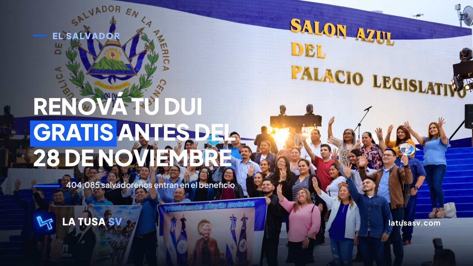 Grupo de salvadoreños celebrando en las gradas del Salón Azul del Palacio Legislativo, con una manta del presidente Nayib Bukele y la bandera nacional al fondo