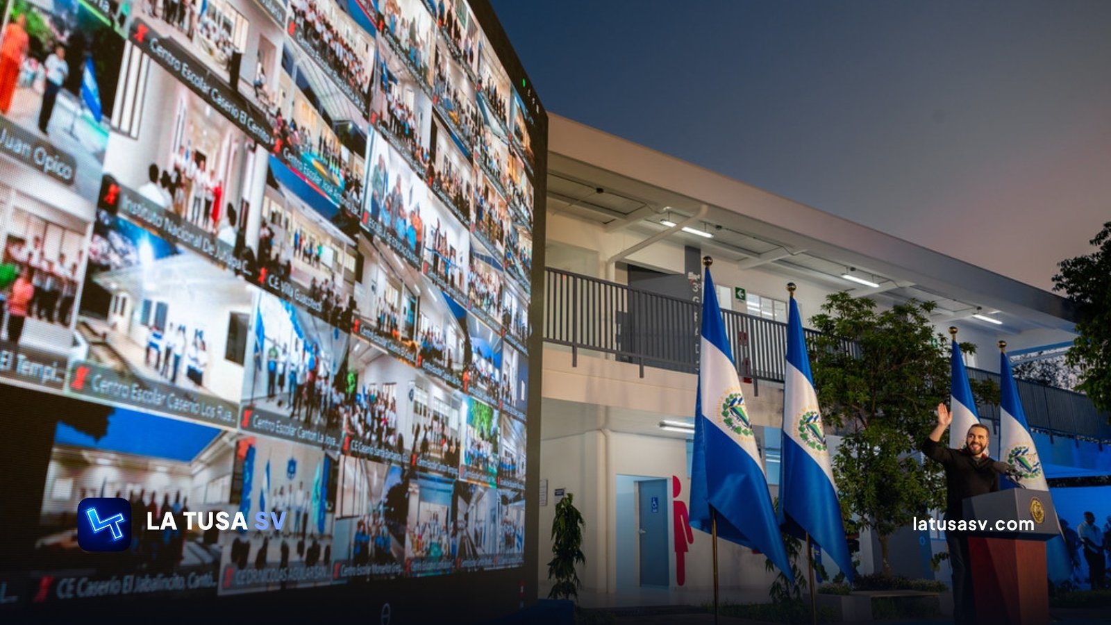 Muro de pantallas con imágenes de decenas de centros escolares mientras el presidente Nayib Bukele saluda desde la tarima