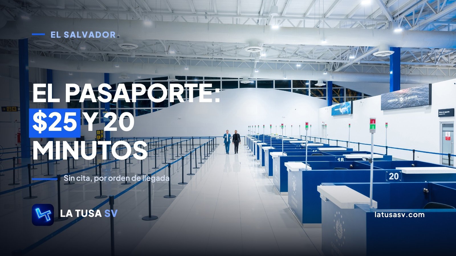 Fila de mostradores de facturación vacíos en la terminal del Aeropuerto Internacional de El Salvador, con dos personas caminando al fondo
